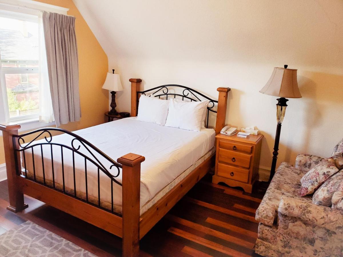 James Bay Inn Hotel, Suites & Cottage Виктория Екстериор снимка
