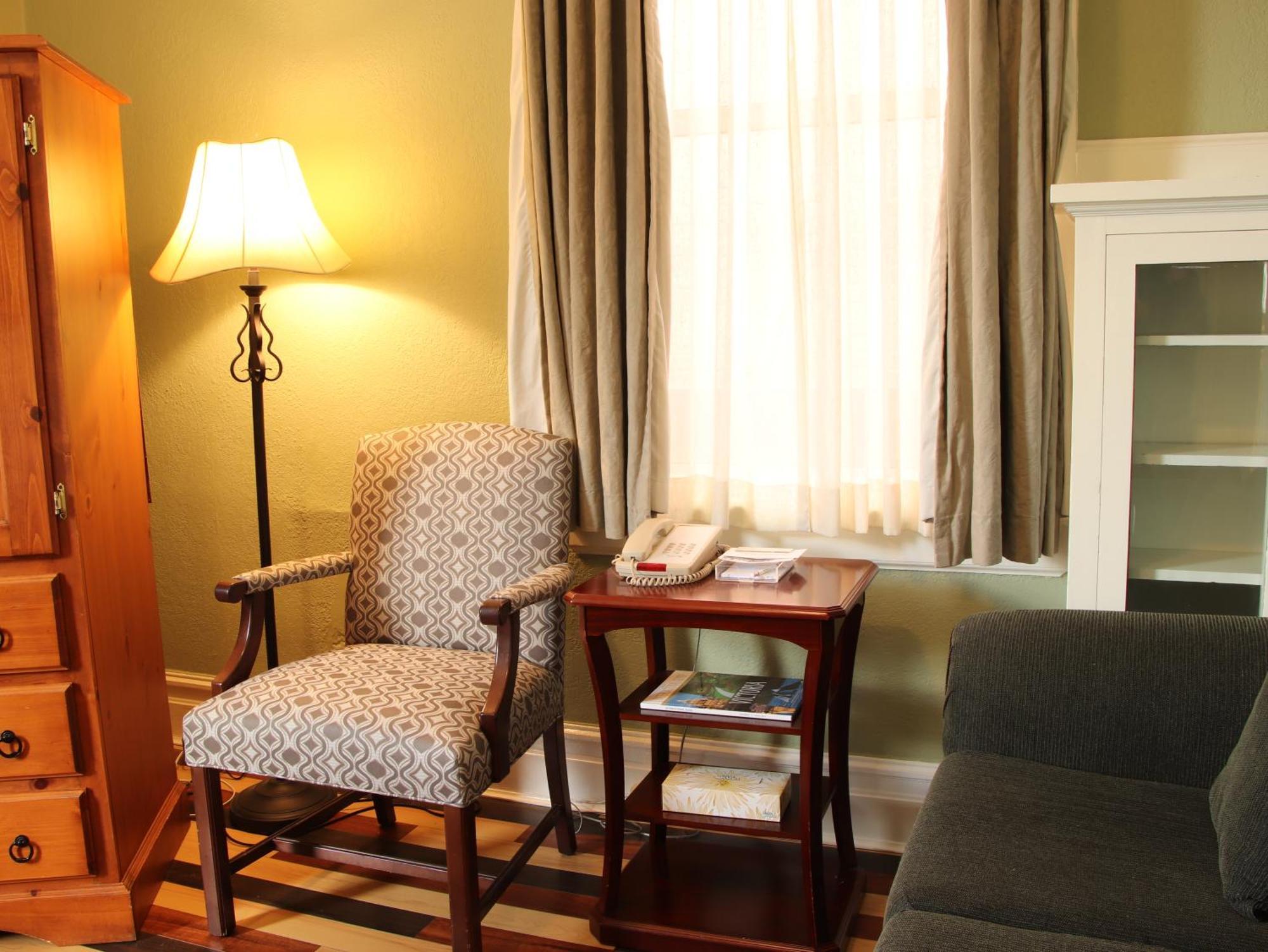 James Bay Inn Hotel, Suites & Cottage Виктория Екстериор снимка