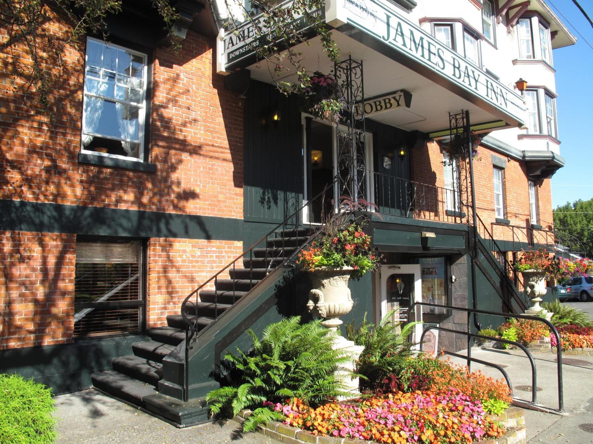 James Bay Inn Hotel, Suites & Cottage Виктория Екстериор снимка